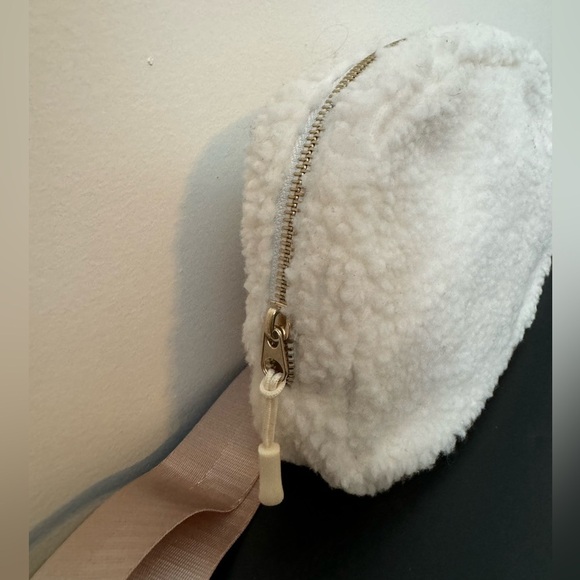 APANA SHERPA Cozy White Fur FANNY Belt Bag PACK NWT - Picture 8 of 8